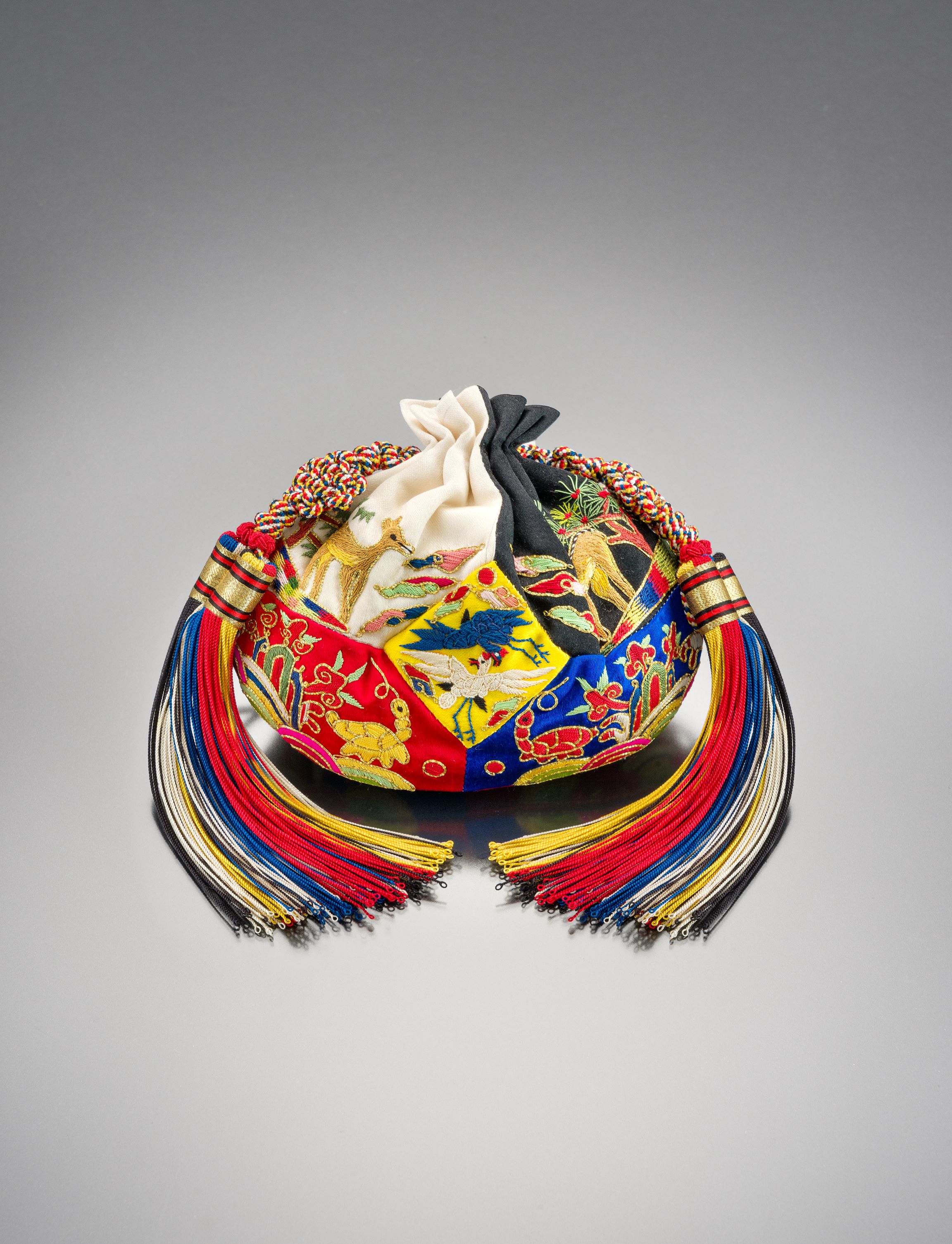 Lee Bu Ja, Five-Coloured Pouch, 2001, Collection of National Folk Museum of Korea